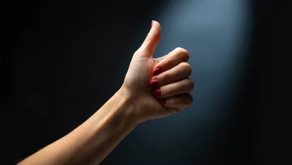 Mão Mostra Sinal Bom Segurando Dedo Para Cima Conceito Comunicação — Fotografia de Stock