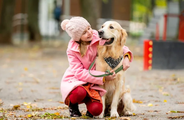 Preteen fille avec golden retriever chien — Photo