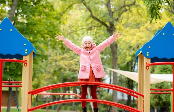 Skolflicka på lekplats — Stockfoto