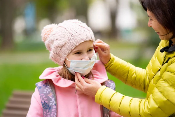 Peuter meisje kind met geneeskunde masker — Stockfoto