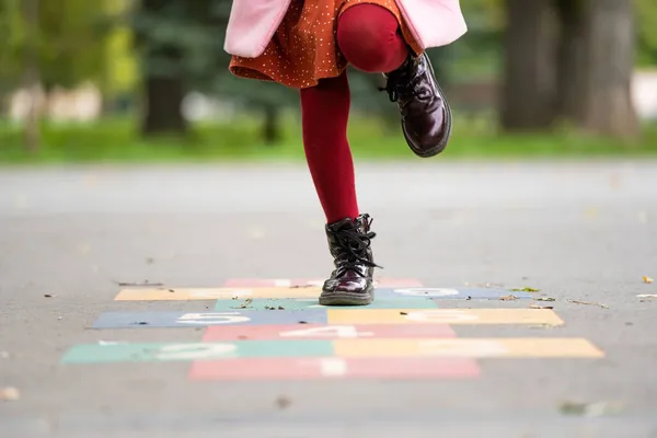 Niña saltando en la calle — Foto de Stock