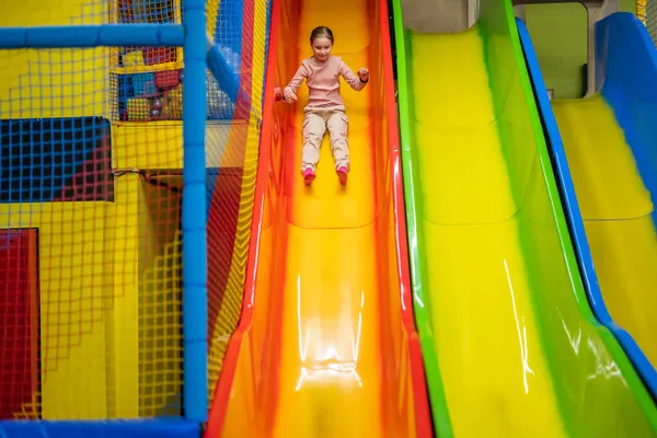 Actividades en el colorido parque infantil — Foto de Stock