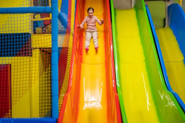 Aktivitäten im bunten Spielplatz-Park — Stockfoto