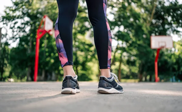 Woman exercising outdoors — Stock Photo, Image