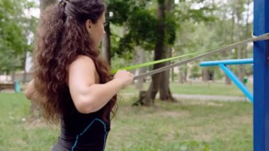 Güzel kız dışarıda egzersiz yapıyor.