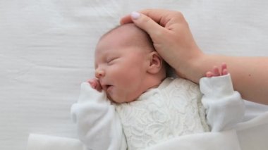 Anne ve yeni doğmuş bebek.