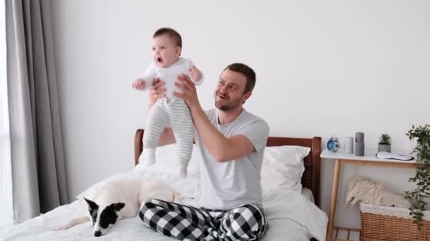 Father with child and dog in the bed — Wideo stockowe