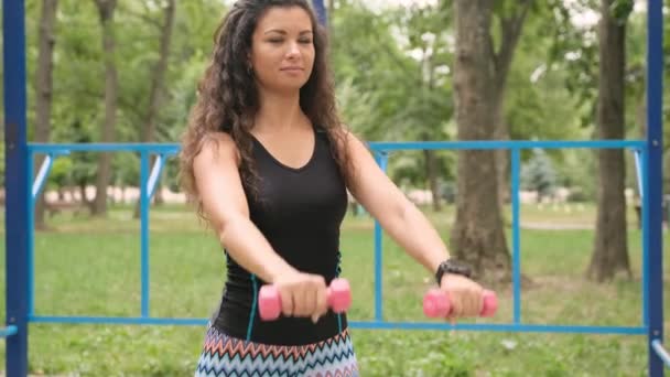 야외에서 운동하는 예쁜 여자 — 비디오