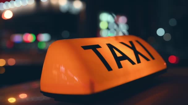 Taxiskylt ljus på gatan — Stockvideo