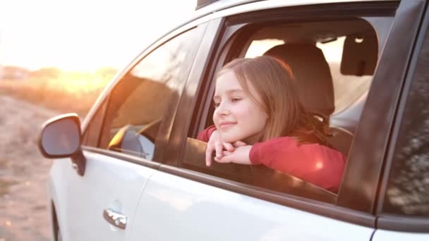 Preteen girl in the car — Wideo stockowe