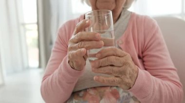 Bardak su ile üst düzey kadın