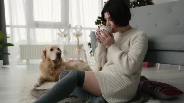 Mädchen mit Kakao und Golden Retriever Hund — Stockvideo