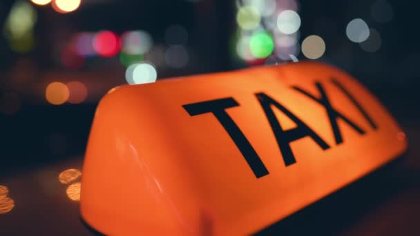 Taxi bord licht op de straat — Stockvideo