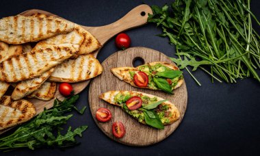 Guacamole ve vişneli domates salatası.