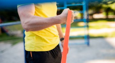 Lastik bantlı kaslı kol