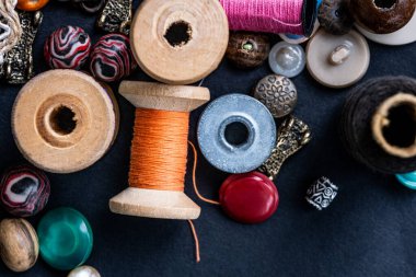 İplikler ve eski düğmeler