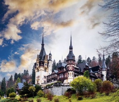 Peles Kalesinin Önü