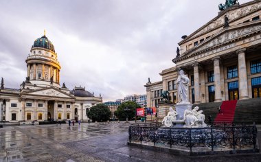 Konser Salonunun önündeki kare