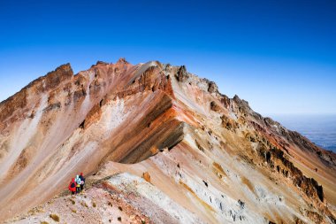 Turistlerle dolu bir dağ sırası.