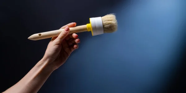 Hand holding brush — Stock Photo, Image