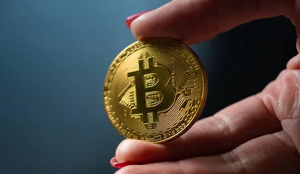 Hand in Hand mit Bitcoin — Stockfoto