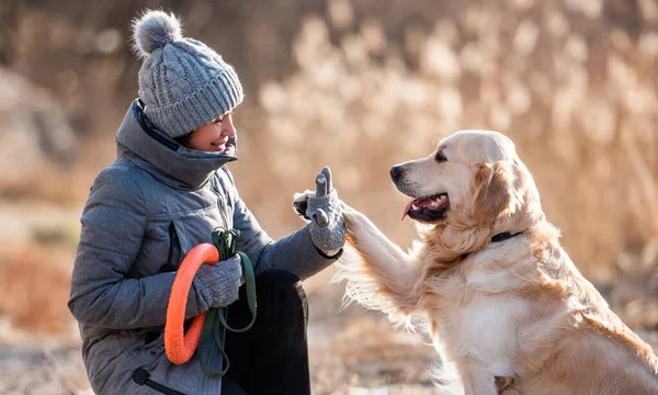 Golden retriever hund med kvinna — Stockfoto