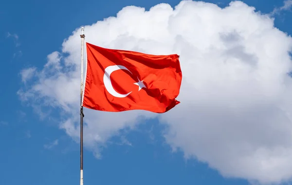 Bandeira turca acenando no fundo do céu — Fotografia de Stock