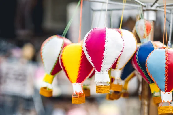 Handgemaakte souvenirs in de vorm van ballonnen — Stockfoto