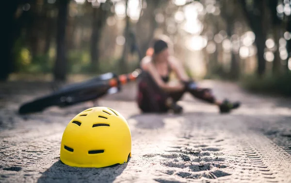 Защитный шлем на лесной дороге — стоковое фото