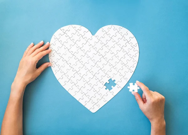 Białe puzzle w kształcie serca — Zdjęcie stockowe