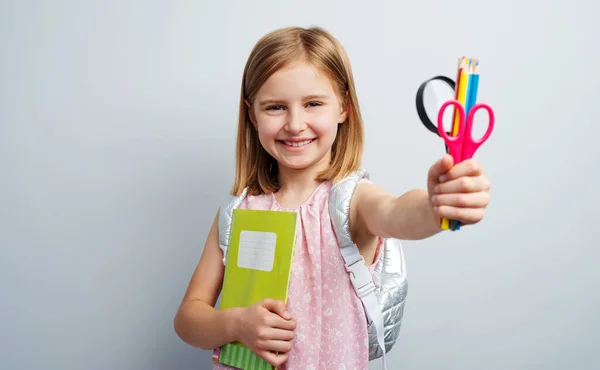 Schoolmeisje met briefpapier benodigdheden — Stockfoto