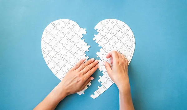 Rompecabezas blanco en forma de corazón —  Fotos de Stock