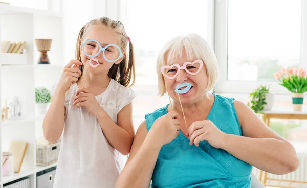 Sorrindo avó se divertindo com neta — Fotografia de Stock