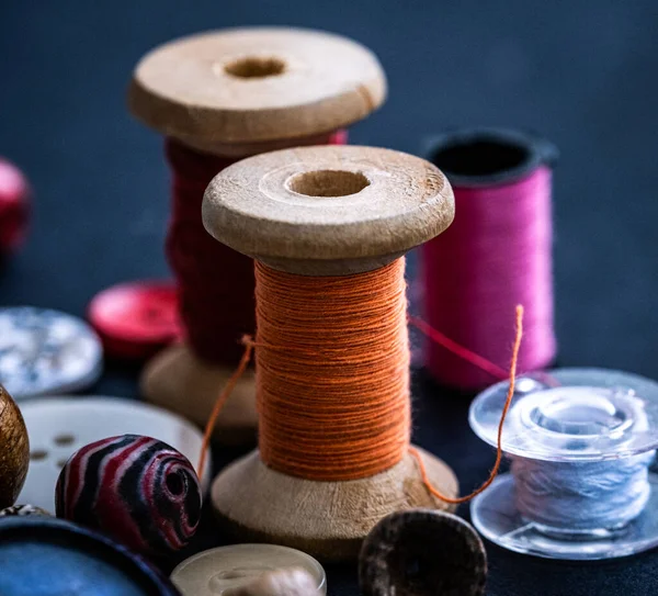 Bobbins of threads near buttons — Stock Photo, Image