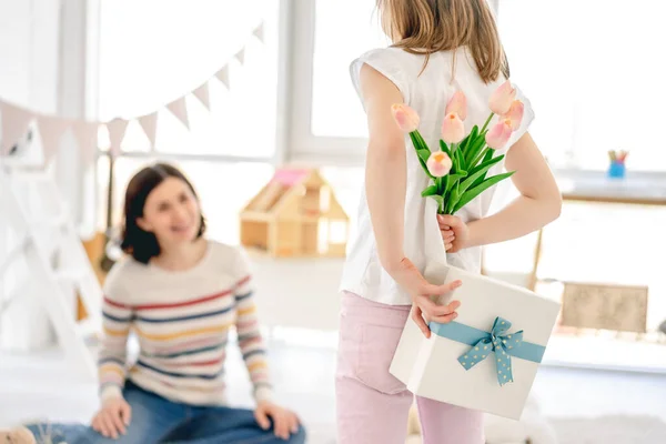 Тюльпани та подарункова коробка для щасливої матері — стокове фото