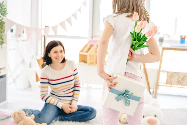 Tulipanes y caja de regalo para madre feliz — Foto de Stock