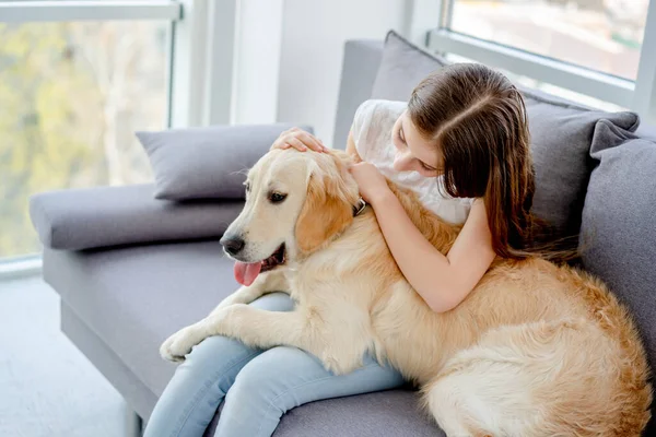 Söt flicka håller söt hund — Stockfoto