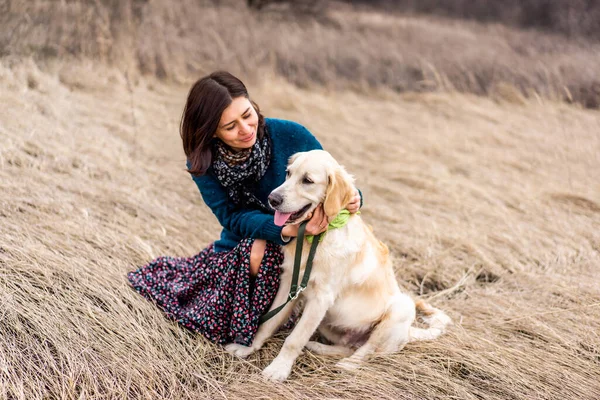 Femme souriante avec chien mignon — Photo