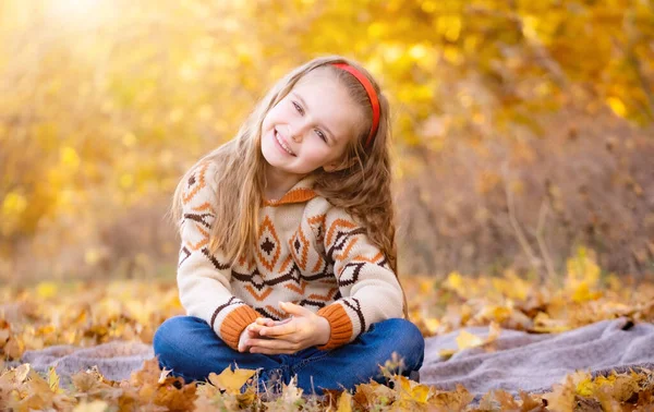 가을 공원에서의 쾌활 한 소녀 — 스톡 사진