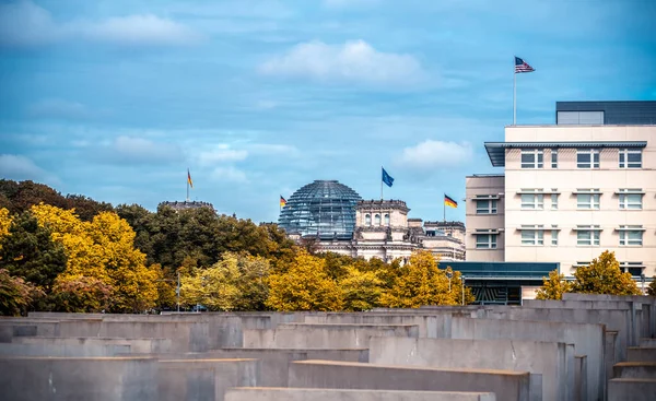 Holocaust Memorial on Reichstag background — Stock Photo, Image