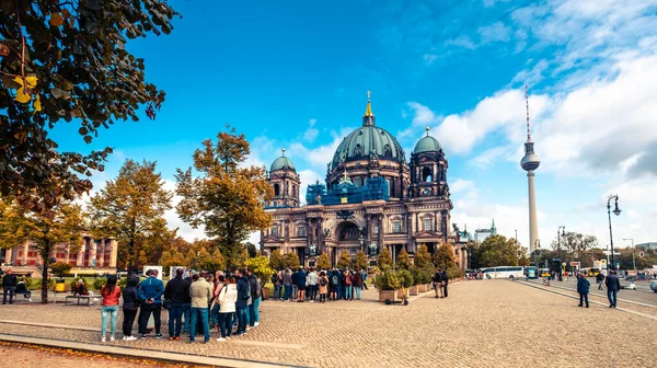 Multitud de turistas visitando Berliner Dom — Foto de Stock