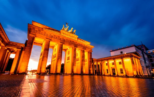 Puerta de Brandeburgo iluminada por luces — Foto de Stock