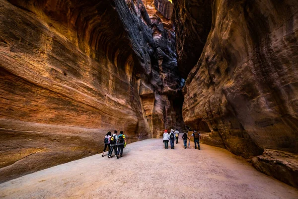 Группа туристов между скалами, Иордания — стоковое фото