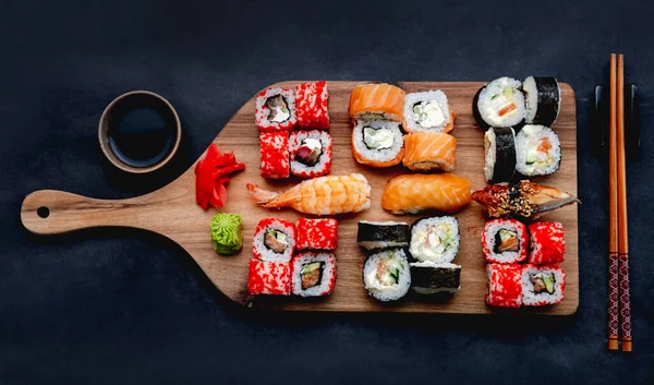 Conjunto maki de sushi colorido — Fotografia de Stock