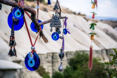 Ağaçta asılı nazar boncukları