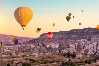 Günbatımında sıcak hava balonları
