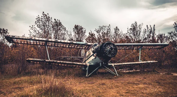 Terk edilmiş uçak havaalanında.