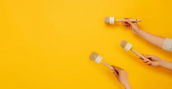 Hands holding paint brush — Stock Photo, Image