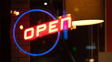 Parlak neon ışığı açık