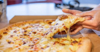 Sıcak pizza peyniri ile